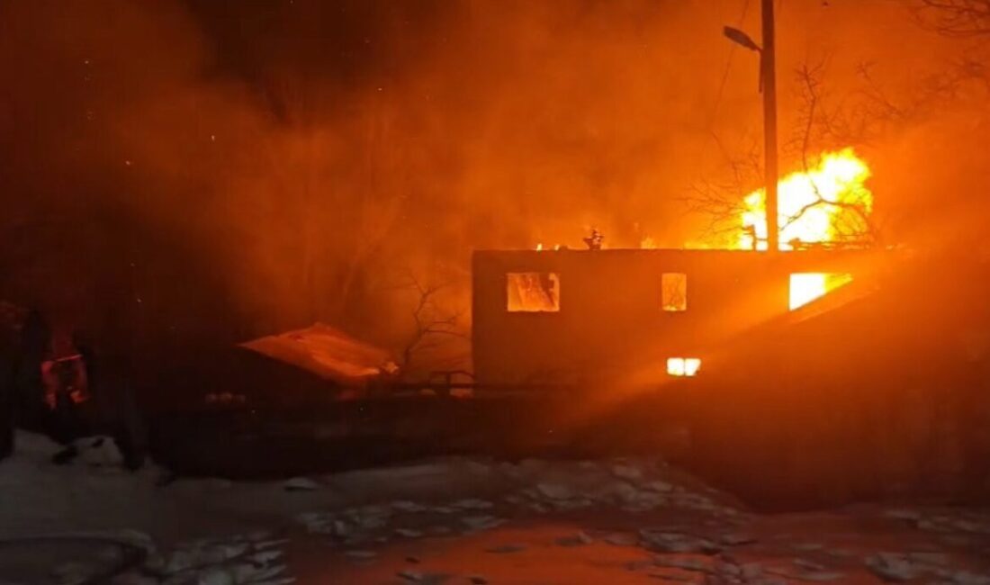 Karabük’ün Eflani ilçesinde çıkan yangında muhtara ait iki katlı ev