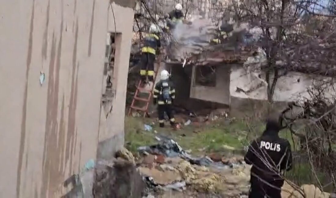 Eskişehir’de metruk bir evde çıkan yangın itfaiye ekiplerince söndürülürken, benzer
