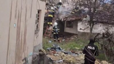 Eskişehir’de metruk bir evde çıkan yangın itfaiye ekiplerince söndürülürken, benzer