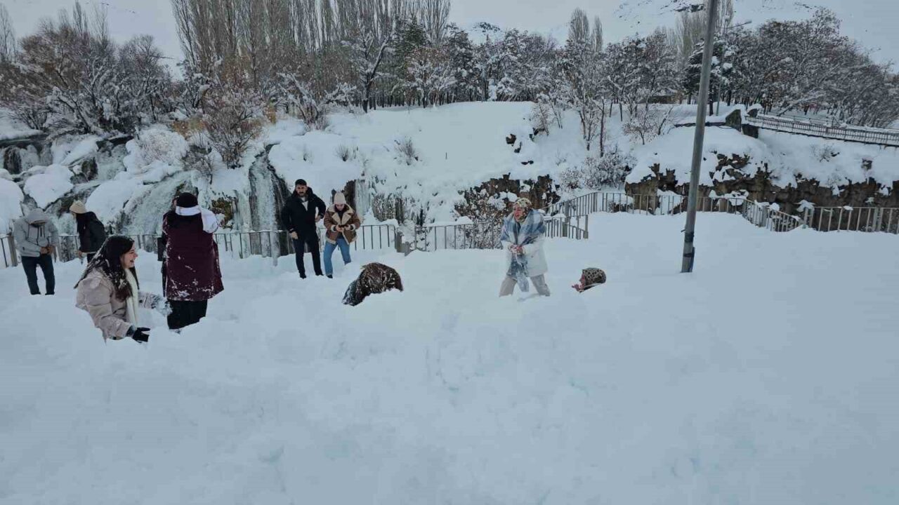 Van’ın Muradiye ilçesinde bulunan ve dört mevsim ayrı bir güzelliğe