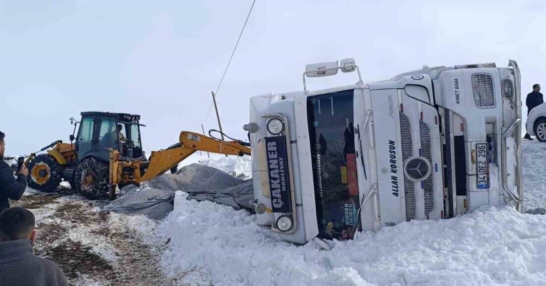 Van’ın Muradiye ilçesinde gizli buzlanmadan dolayı kontrolden çıkan tır devrildi.