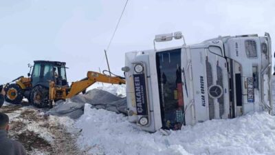 Van’ın Muradiye ilçesinde gizli buzlanmadan dolayı kontrolden çıkan tır devrildi.