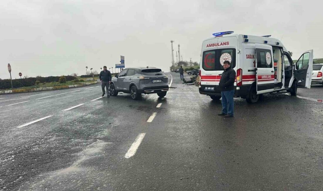 Tekirdağ’ın Muratlı ilçesinde çevreyolunun Müsellim Mahallesi kavşağında 2 otomobilin çarpışması