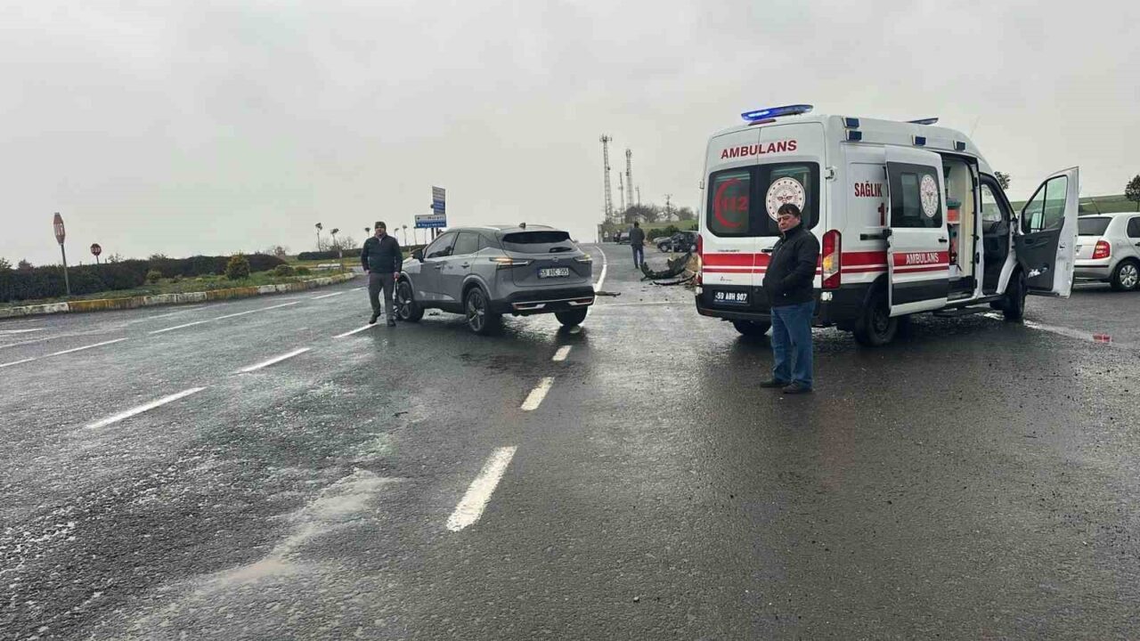 Tekirdağ’ın Muratlı ilçesinde çevreyolunun Müsellim Mahallesi kavşağında 2 otomobilin çarpışması