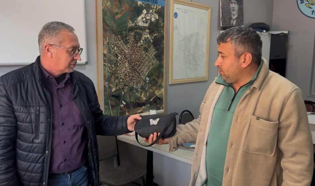 Tekirdağ’ın Muratlı ilçesinde bir belediye çalışanı tarafından parkta bulunan çanta,