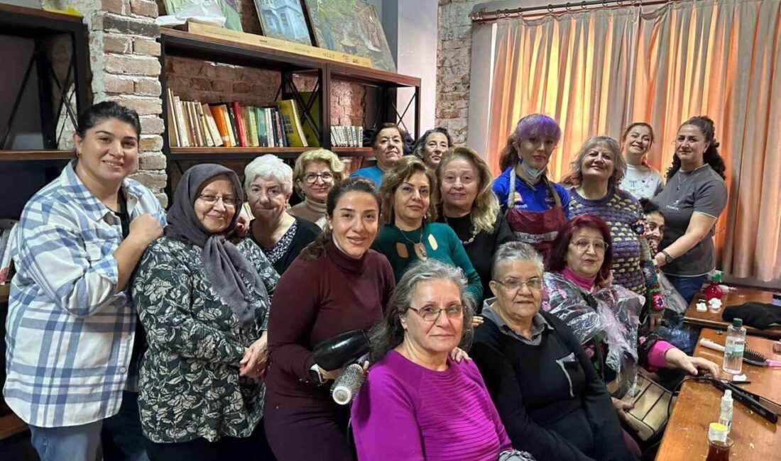 Antalya Muratpaşa Belediyesi Yaşlı Evleri’nde gönüllü güzellik uzmanları, kadın üyelere