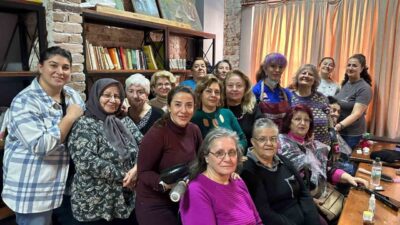 Antalya Muratpaşa Belediyesi Yaşlı Evleri’nde gönüllü güzellik uzmanları, kadın üyelere