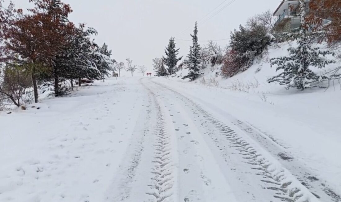 Kilis’in Musabeyli ilçesinde etkili olan kar yağışı, ilçeyi beyaza bürüyerek