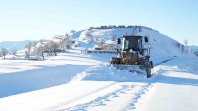 Muş’ta yoğun kar yağışı nedeniyle 181 köy yolu ulaşıma kapandı.