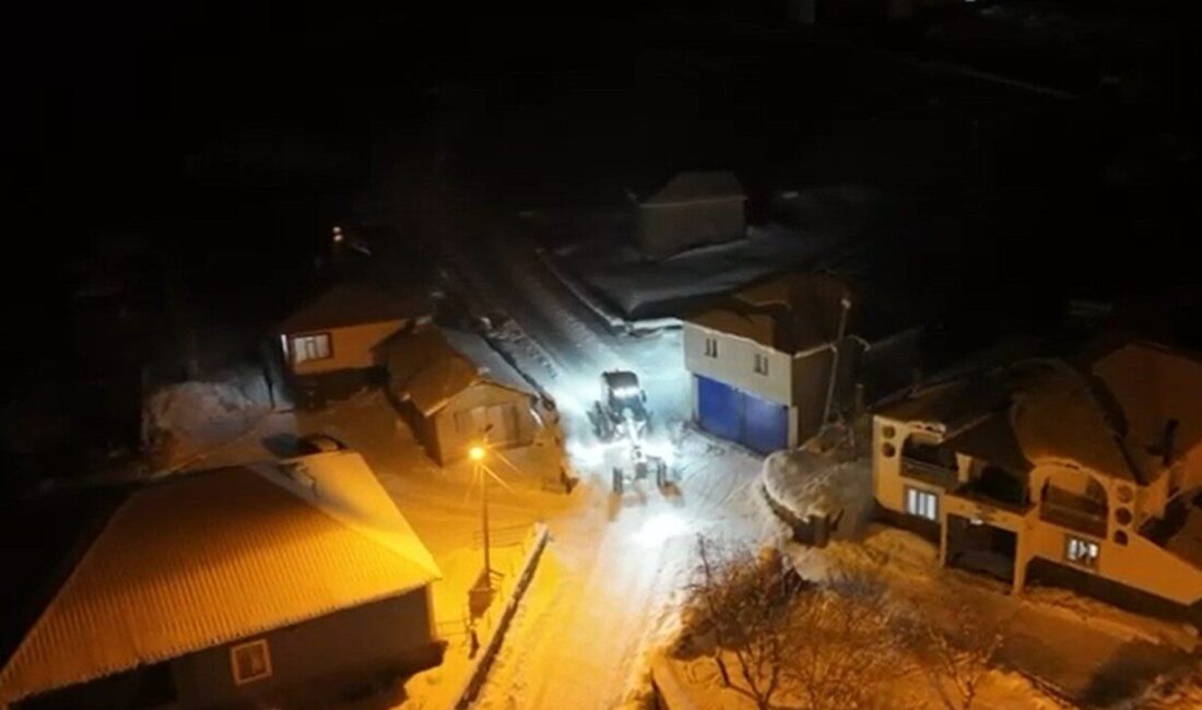 Muş’ta etkili olan yoğun kar yağışı nedeniyle 303 köy yolu