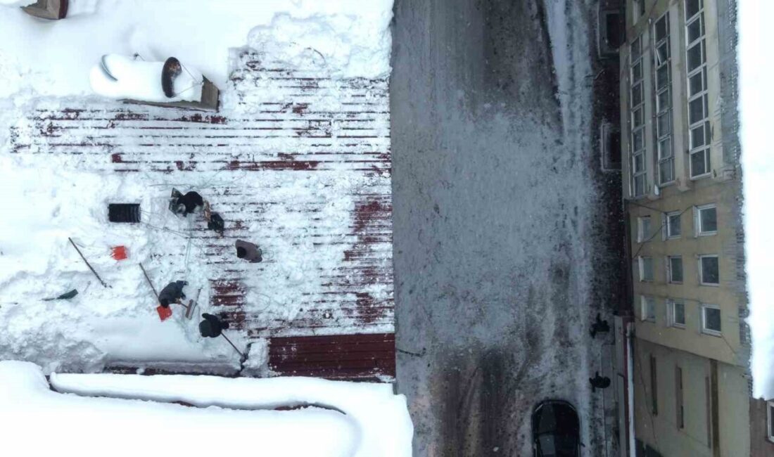 Muş’ta yoğun kar yağışının ardından çatı temizleyen işçiler, metrelerce yükseklikte
