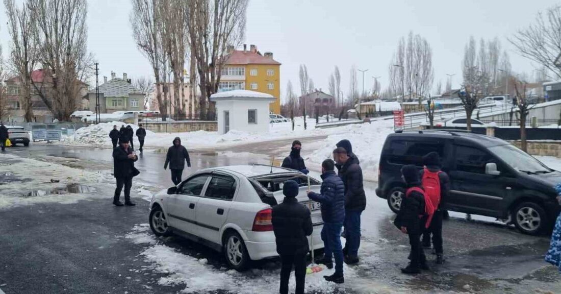 Muş’un Hasköy ilçesinde bir binanın çatısından düşen kar kütlesi, park