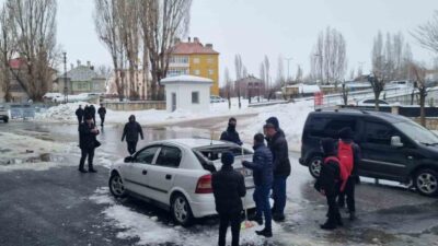 Muş’un Hasköy ilçesinde bir binanın çatısından düşen kar kütlesi, park