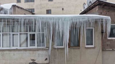Muş’ta kar yağışının ardından etkisini artıran Sibirya soğukları nedeniyle ev