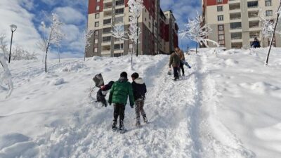 Muş’ta yoğun kar yağışı, buzlanma ve çığ riski nedeniyle 13