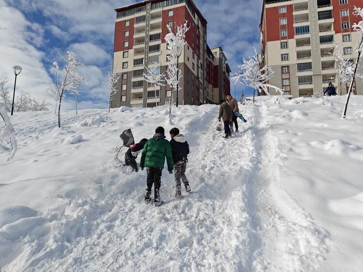 Muş’ta yoğun kar yağışı, buzlanma ve çığ riski nedeniyle 13
