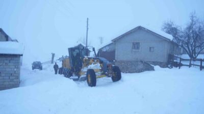 Muş genelinde etkili olan yoğun kar yağışı nedeniyle 142 köy