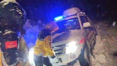 Muş’ta etkili olan yoğun kar yağışı nedeniyle yolu kapanan köyde