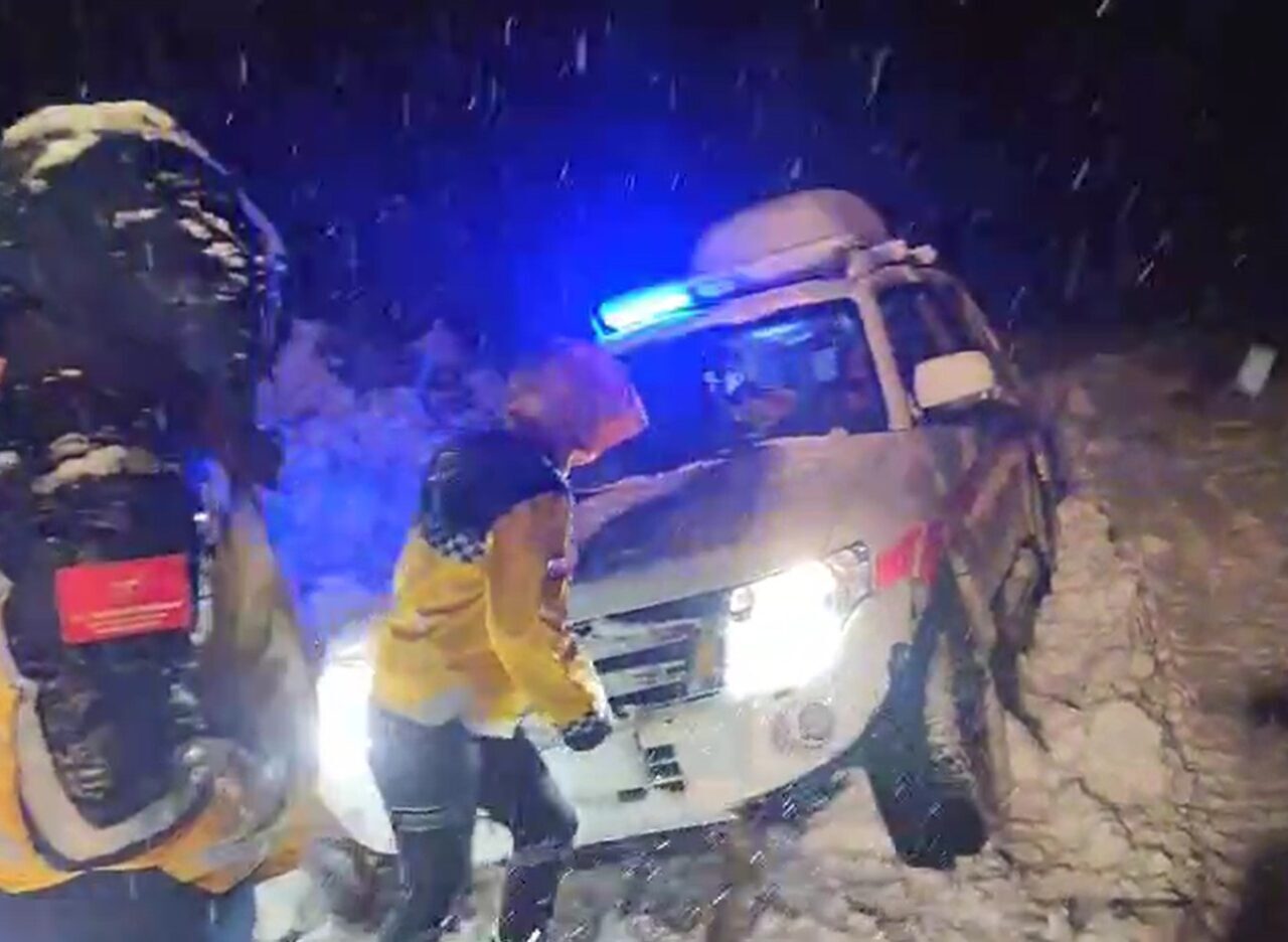 Muş’ta etkili olan yoğun kar yağışı nedeniyle yolu kapanan köyde