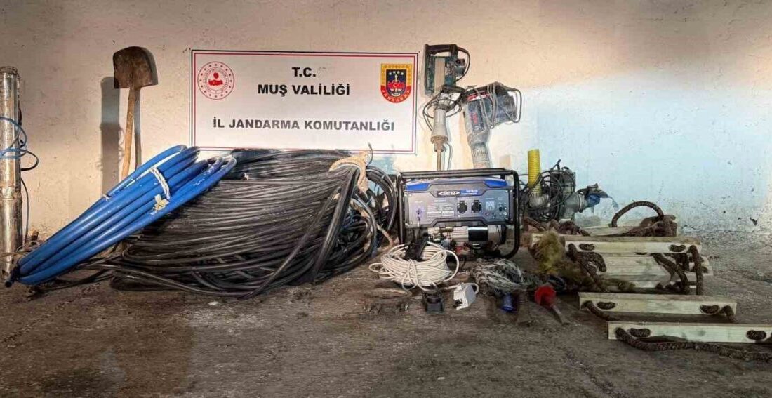 Muş’un Malazgirt ilçesinde jandarma ekiplerince düzenlenen operasyonda kaçak kazı yaptıkları