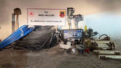 Muş’un Malazgirt ilçesinde jandarma ekiplerince düzenlenen operasyonda kaçak kazı yaptıkları