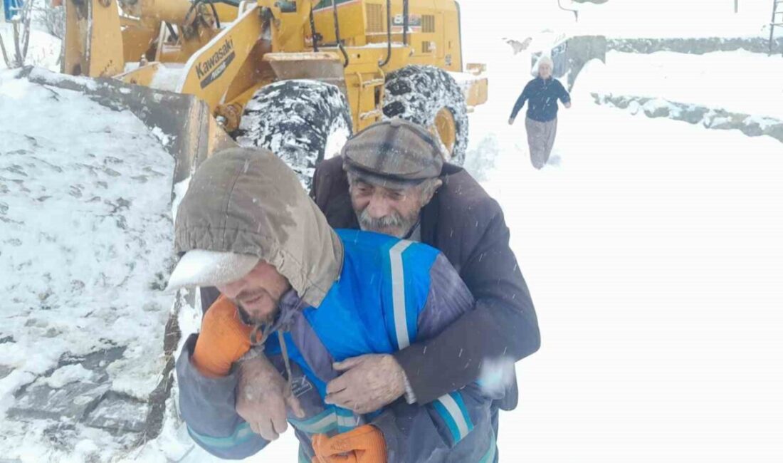 Muş’ta 2 gündür etkili olan yoğun kar yağışı nedeniyle yolları