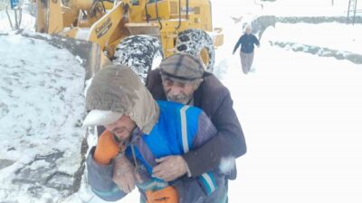 Muş’ta 2 gündür etkili olan yoğun kar yağışı nedeniyle yolları
