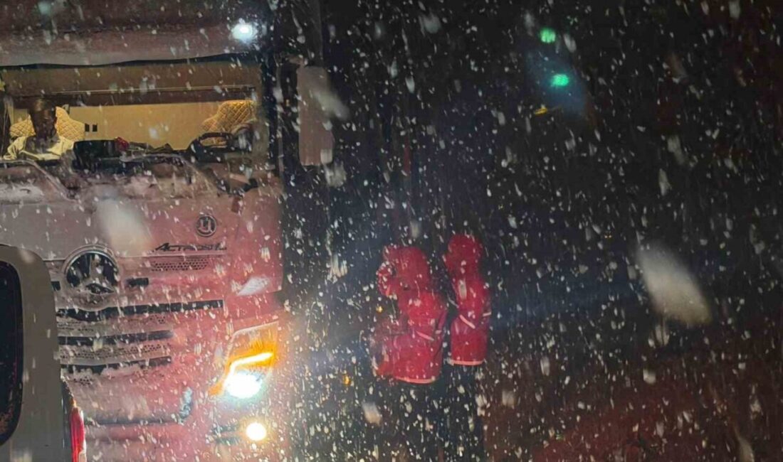 Muş’ta kar yağışı ve tipi nedeniyle yolda mahsur kalan vatandaşların