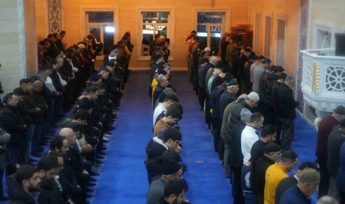 Muş’ta vatandaşlar, Miraç Kandili dolayısıyla camileri doldurarak dua ve ibadetlerle