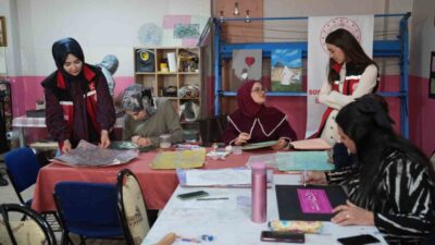 Muş’ta açılan ebru sanatı kursu, şehit yakınları ve gazilerden yoğun