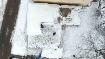 Muş’un Kale Mahallesi’nde etkili olan yoğun kar yağışı nedeniyle tek