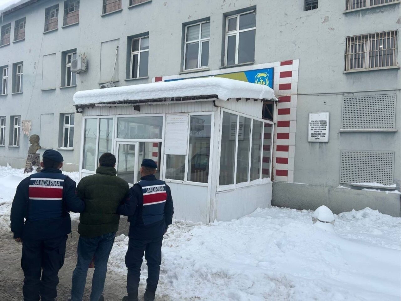 Muş’ta jandarma ekiplerince düzenlenen operasyonda, uyuşturucu ticareti suçundan hakkında kesinleşmiş