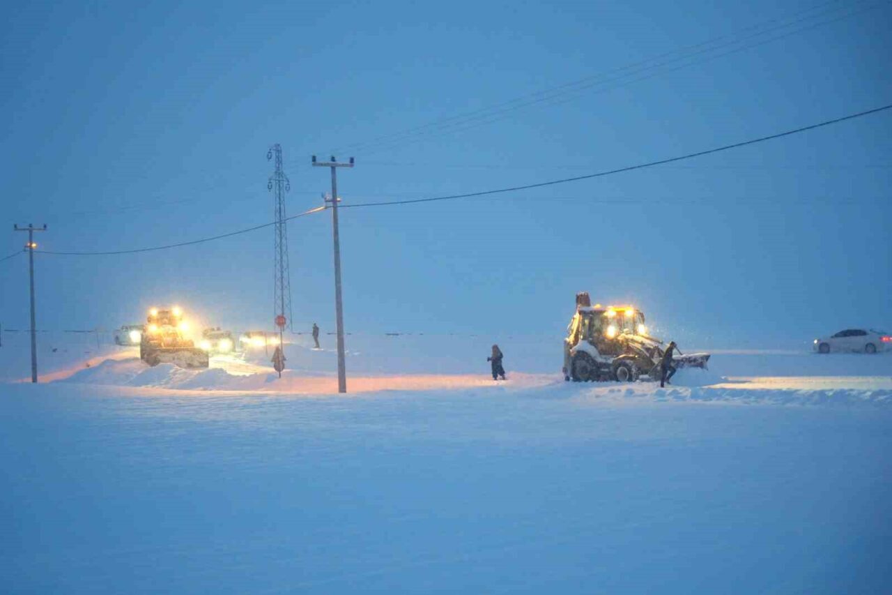 Muş’ta yoğun kar yağışı nedeniyle 368 köy yolu ulaşıma kapandı.