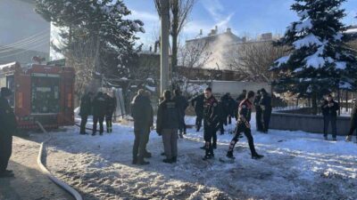 Sivas’ta müstakil bir evde çıkan yangında yaşlı adam mahsur kaldı.