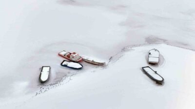 Bitlis’in Ahlat ilçesindeki Nazik Gölü şiddetli soğuk nedeniyle tamamen dondu.