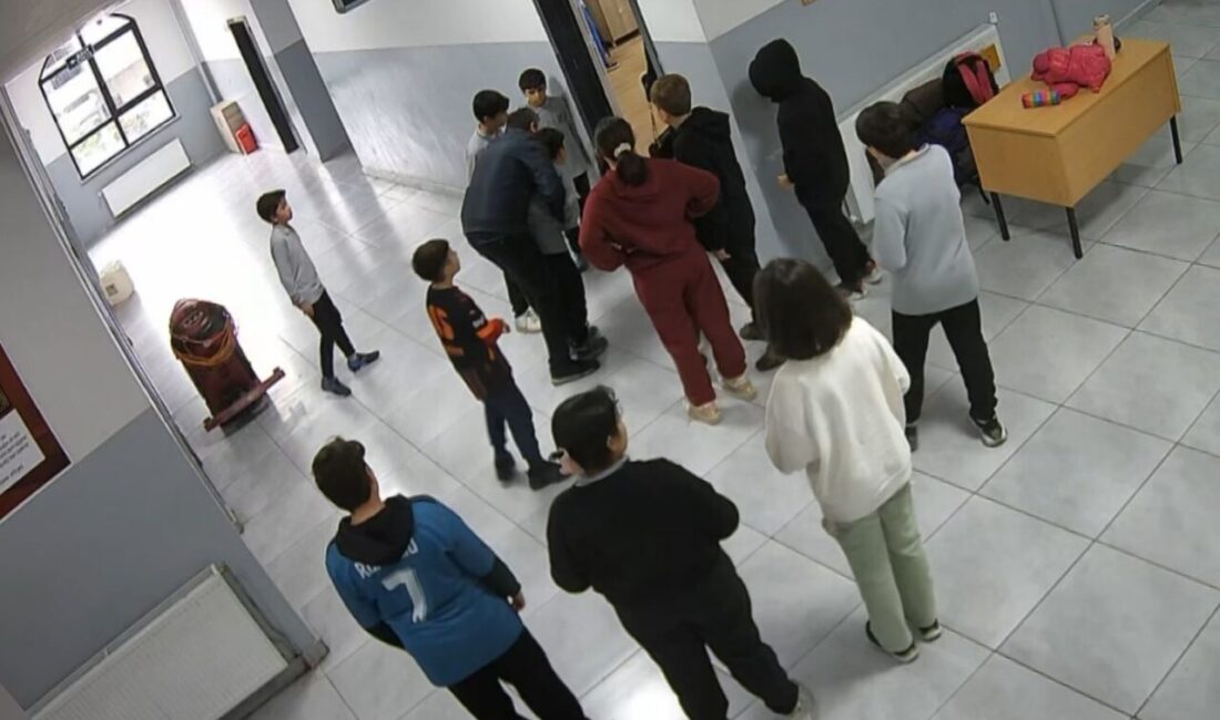 Gaziantep’te boğazına ekmek kaçan ortaokul öğrencisi, öğretmeninin heimlich manevrasıyla kurtuldu.