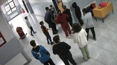 Gaziantep’te boğazına ekmek kaçan ortaokul öğrencisi, öğretmeninin heimlich manevrasıyla kurtuldu.