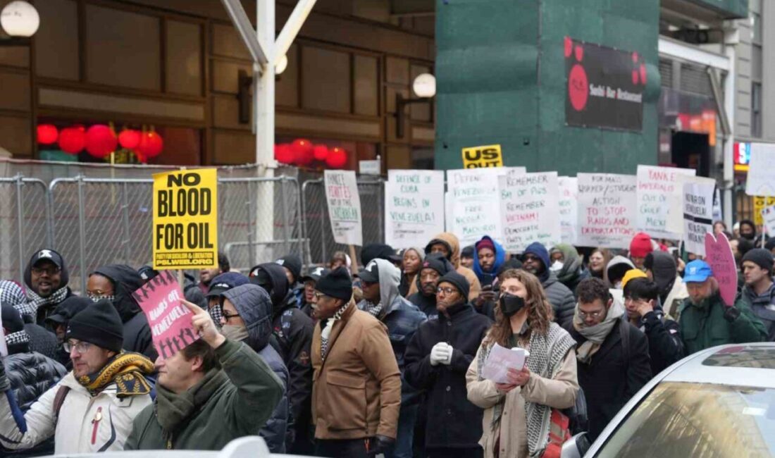 ABD’nin Venezuela’ya yönelik saldırısının ardından New York’taki Times Meydanı’nı dolduran