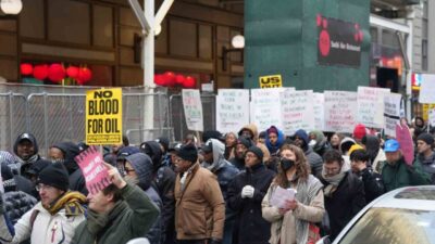 ABD’nin Venezuela’ya yönelik saldırısının ardından New York’taki Times Meydanı’nı dolduran