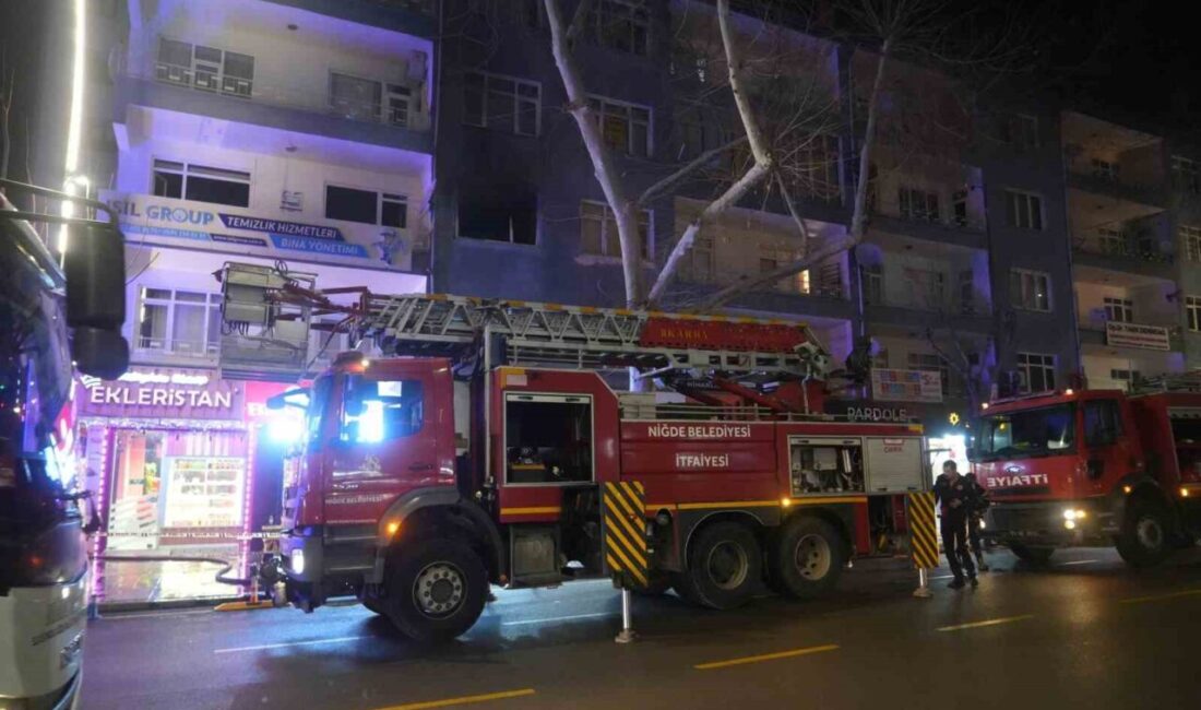 Niğde’de bir apartmanın 3. katındaki ofiste çıkan yangın itfaiye ekiplerinin