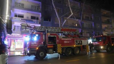 Niğde’de bir apartmanın 3. katındaki ofiste çıkan yangın itfaiye ekiplerinin
