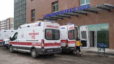 Niğde’nin Çiftlik ilçesinde iki otomobilin çarpışması sonucu meydana gelen kazada