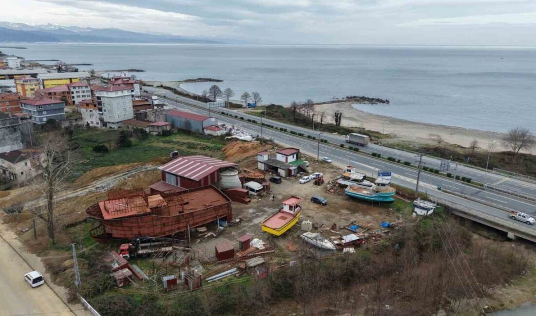 Trabzon’un Of ilçesinde yol ve dere kenarındaki küçük bir tersanede