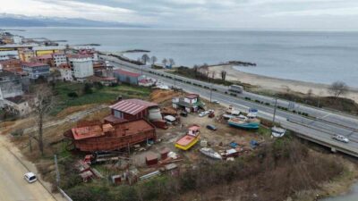 Trabzon’un Of ilçesinde yol ve dere kenarındaki küçük bir tersanede