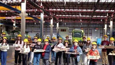 Bursa Büyükşehir Belediyesi’nin ‘Yarıyıl Şenliği’ etkinliklerine katılan öğrenciler, BURULAŞ tesislerine