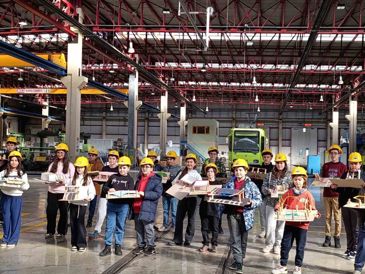 Bursa Büyükşehir Belediyesi’nin ‘Yarıyıl Şenliği’ etkinliklerine katılan öğrenciler, BURULAŞ tesislerine