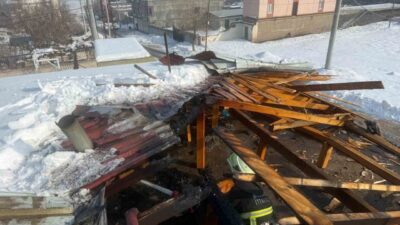 Diyarbakır’ın Çınar ilçesinde bir okulda sobadan çıkan kıvılcımla çatıda çıkan