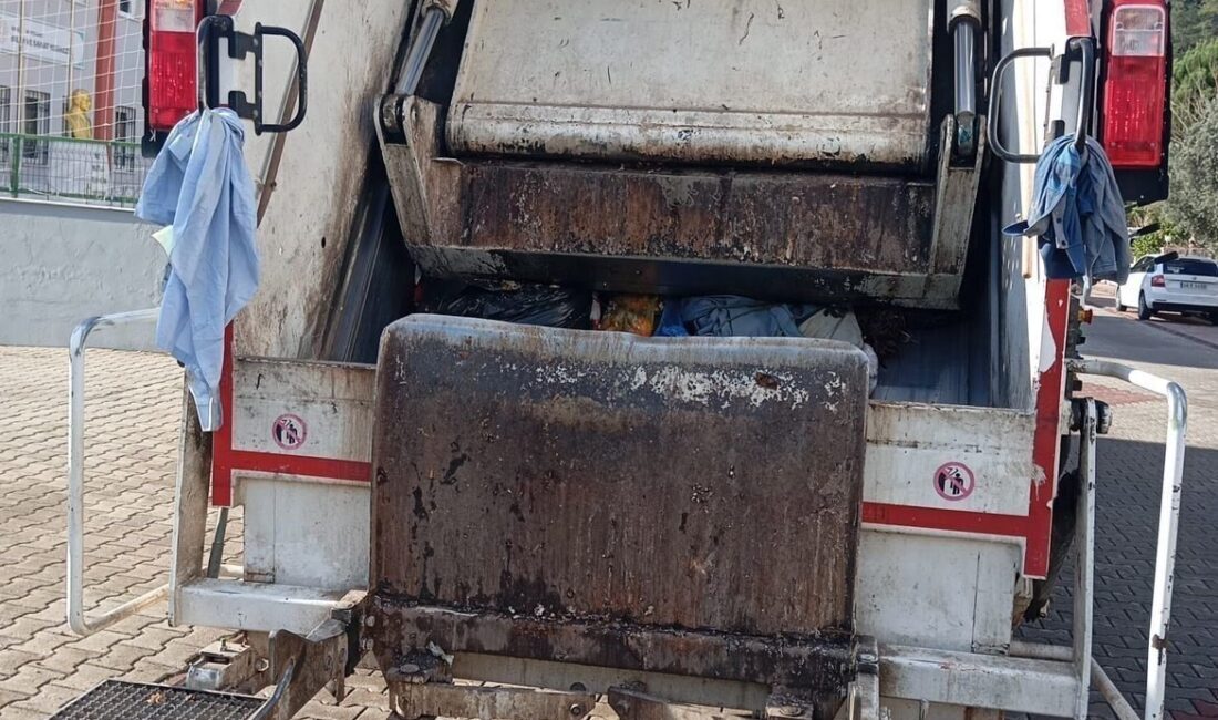 Muğla’nın Marmaris ilçesinde çöp kamyonunun çarptığı kadın hayatını kaybederken, kamyon