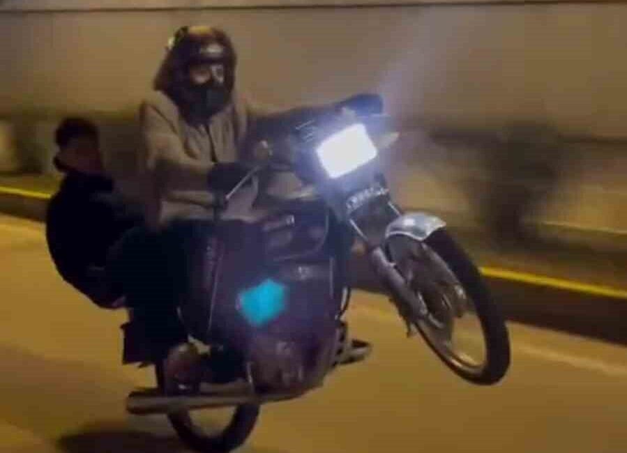 Hatay’da motosikletle akrobatik hareketler yaparak canlarını hiçe sayan ve o