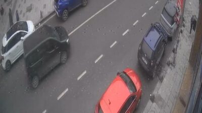 İstanbul Arnavutköy’de ön kaldırarak ilerleyen motosikletli, park halindeki bir araca